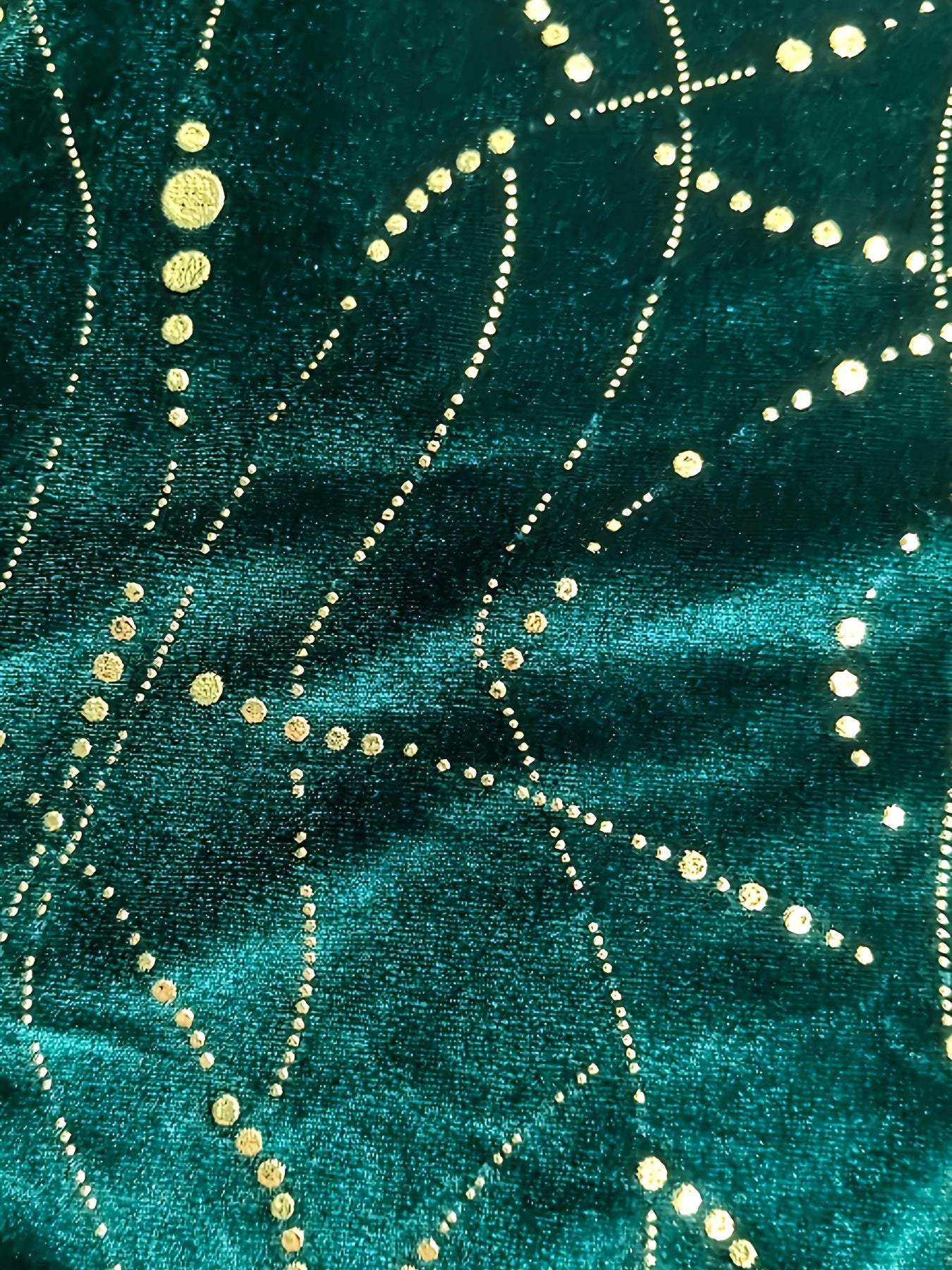 Groene Losvallende Feestjurk Met V-Hals En Gouden Details