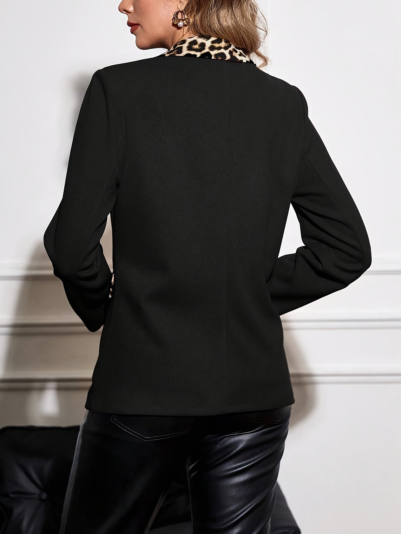 Elegante Stijlvolle Dames Blazer Met Panterprint Details