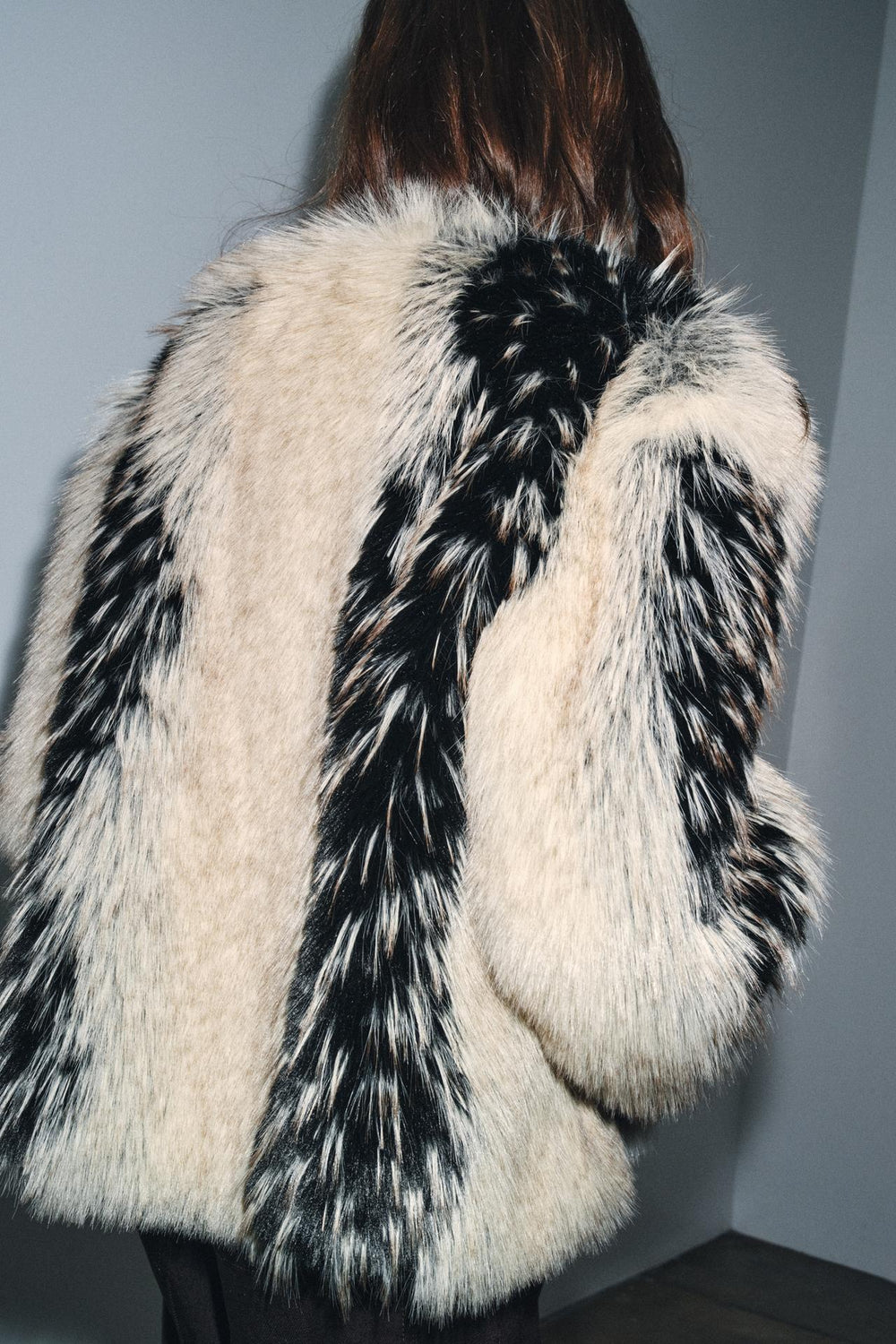 Solayne faux fur jas zwart crème – achteraanzicht