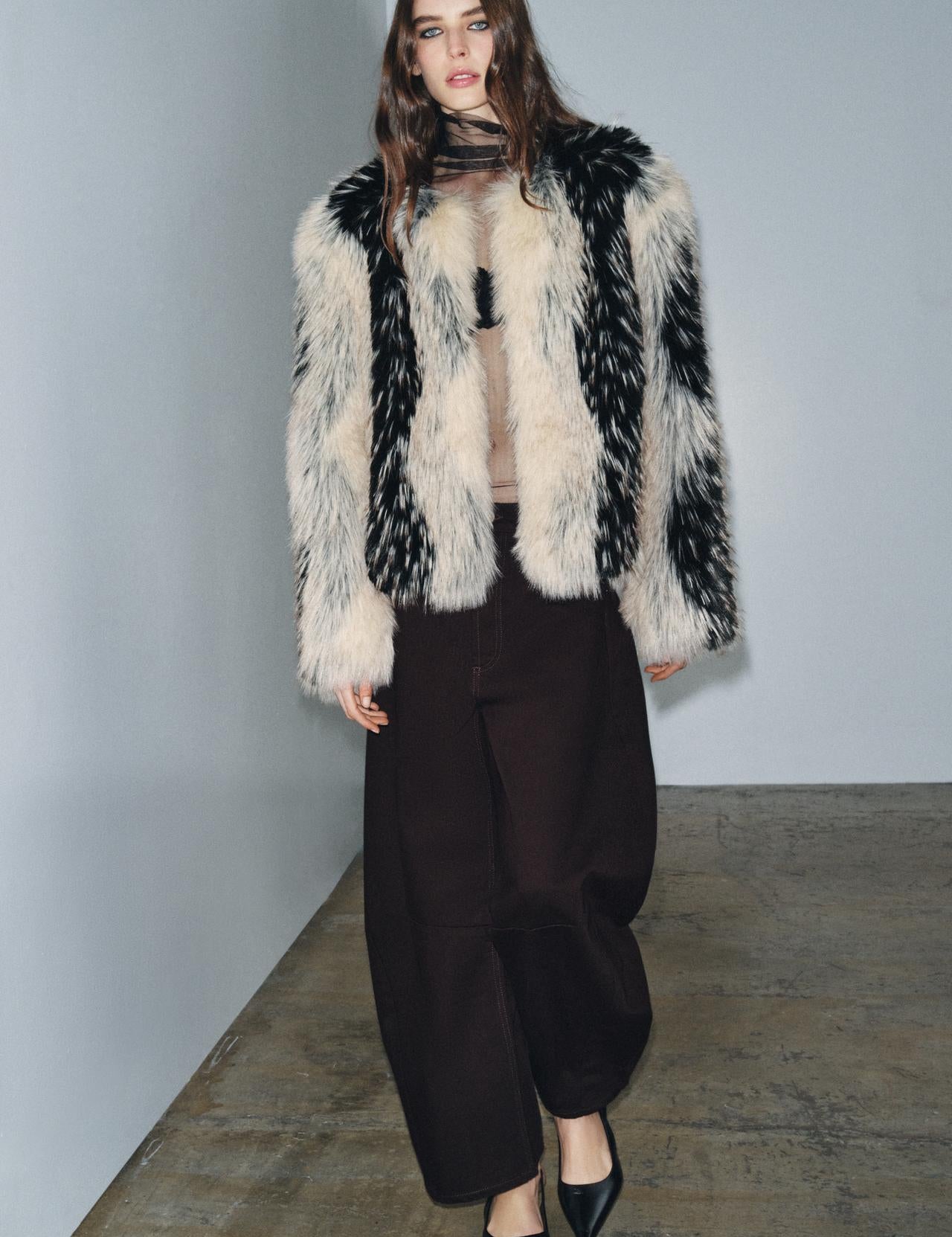 Solayne faux fur jas zwart crème – full body outfit vooraanzicht