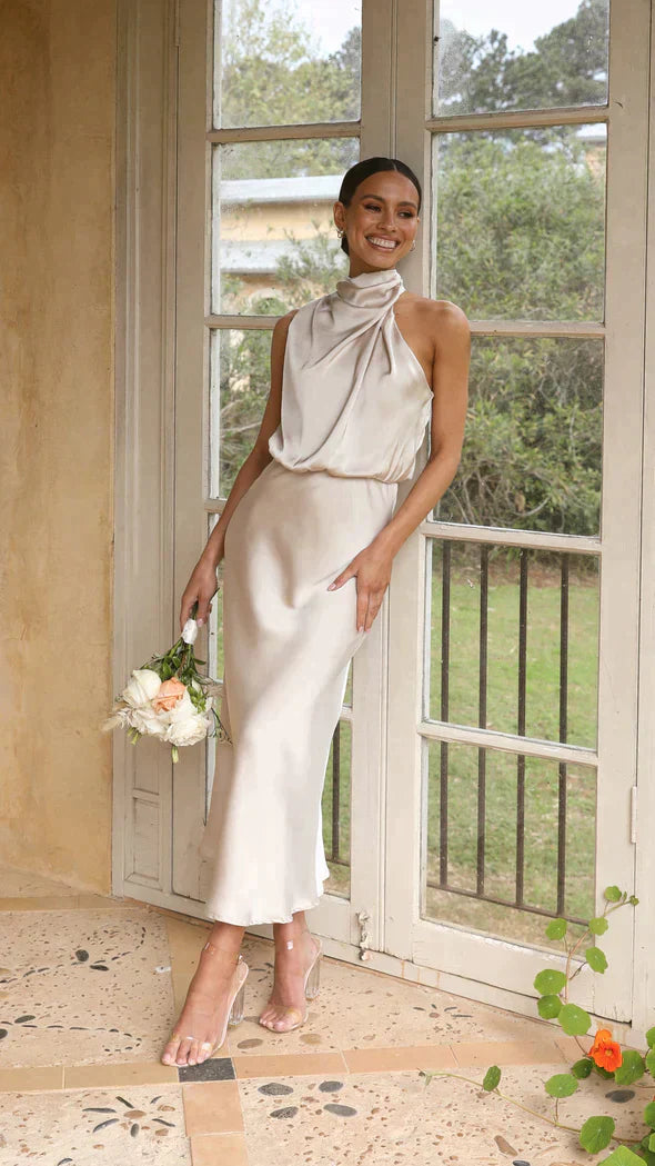 Robe de soirée midi en satin avec col licou et dos ouvert