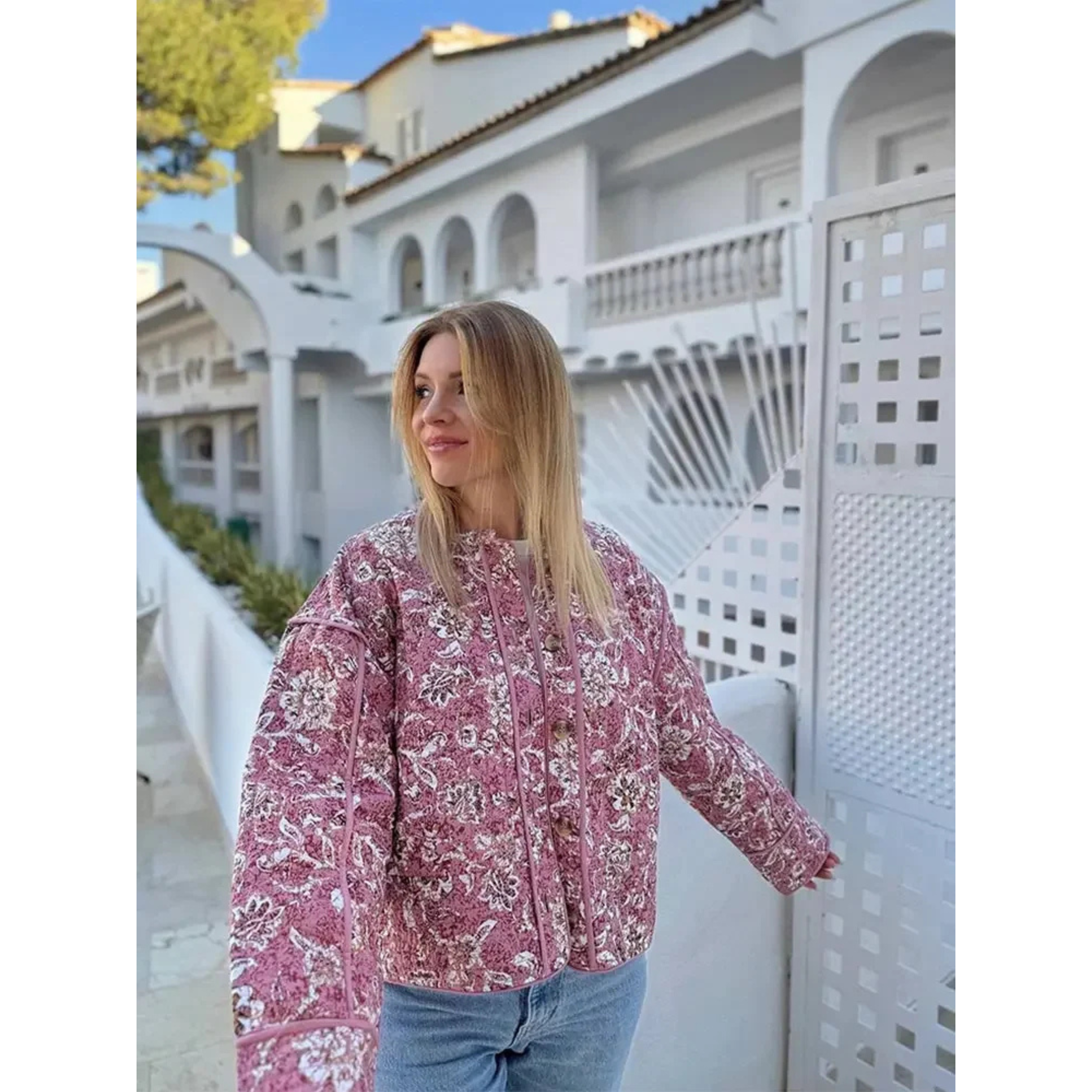 Roze Quilted Jas Met Bloemenprint En Korte Pasvorm