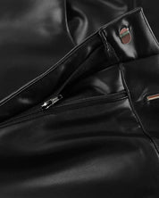 détail des finitions et des coutures du pantalon en similicuir