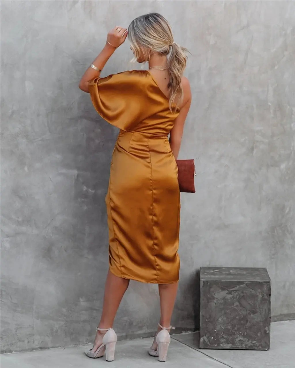 Cocktailjurk Met One Shoulder En Gedrapeerde Midi Rok
