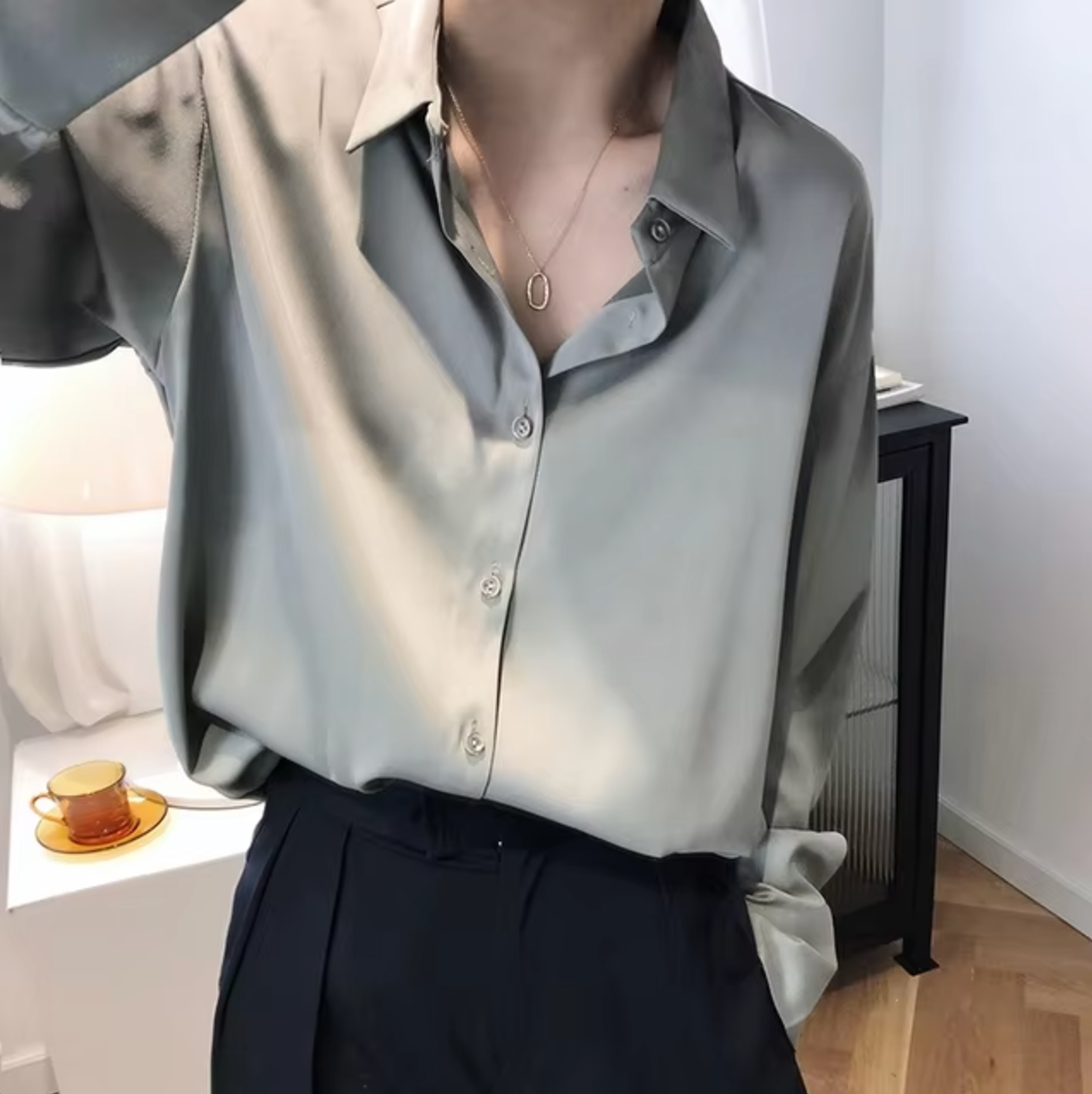 Women's Chic Blouse with Long Sleeves for an Elegant Fit