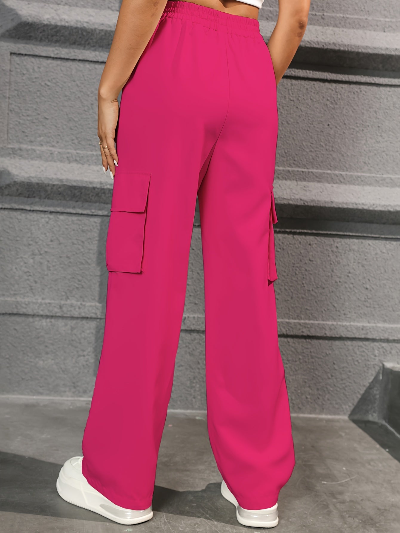 Modne spodnie cargo dla kobiet z wysokim stanem i prostymi nogawkami