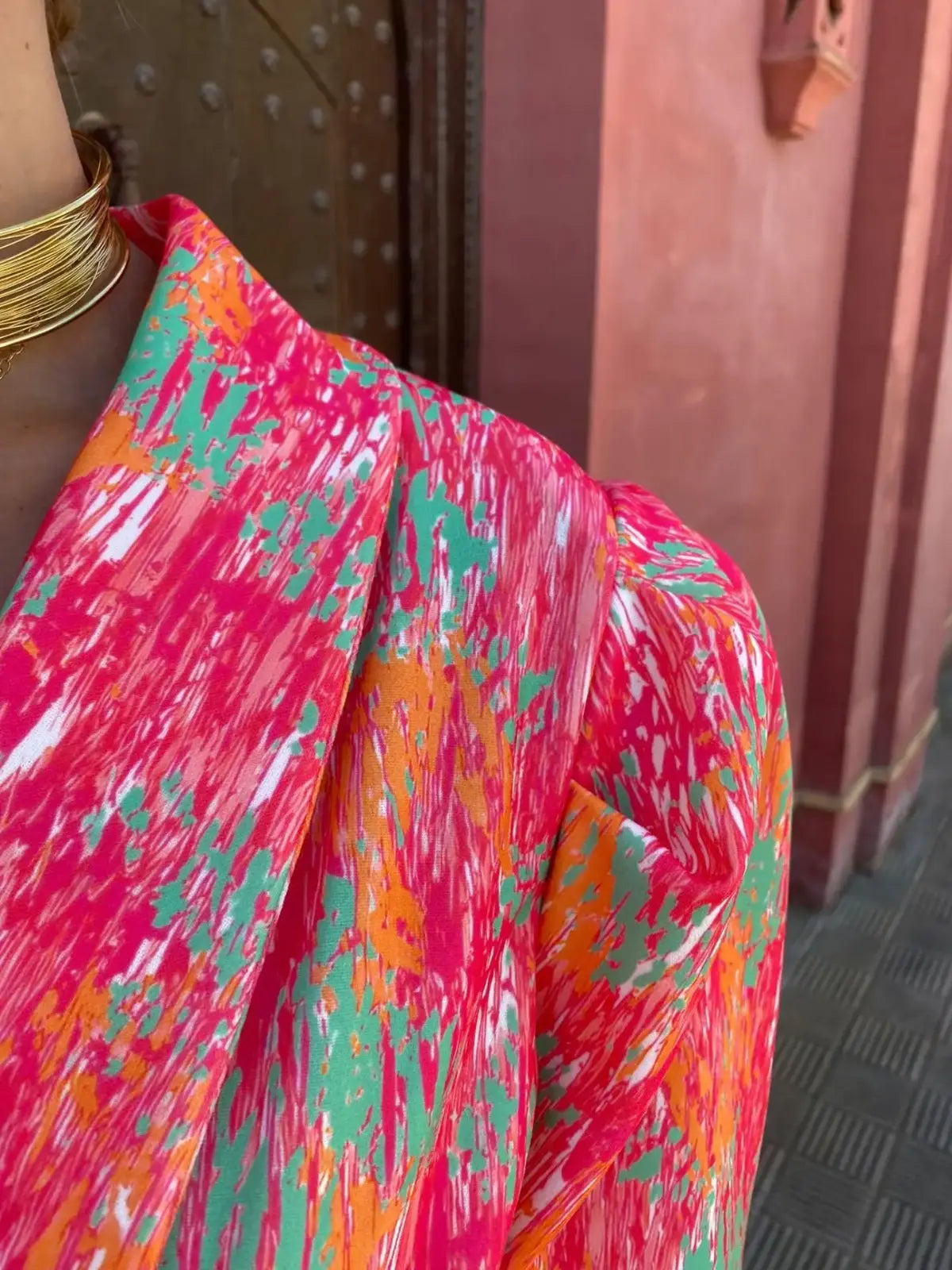 Combinaison élégante pour dames avec imprimé et ceinture à nouer