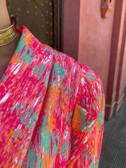 Combinaison élégante pour dames avec imprimé et ceinture à nouer