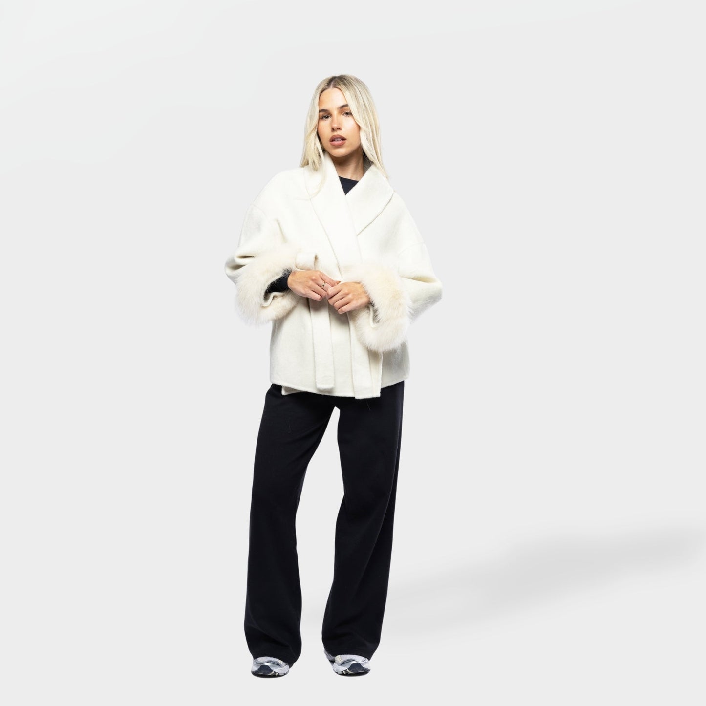 Witte Zachte Wollen Winterjas met Ceintuur Bontmanchetten Dames