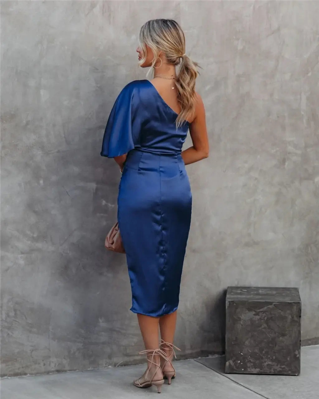Cocktailjurk Met One Shoulder En Gedrapeerde Midi Rok