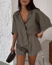 Lola-Rose - Tweedelige set met losvallende blouse en korte broek