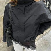 Damska lekka wiatrówka z wysokim kołnierzem i regulowanym sznurkiem