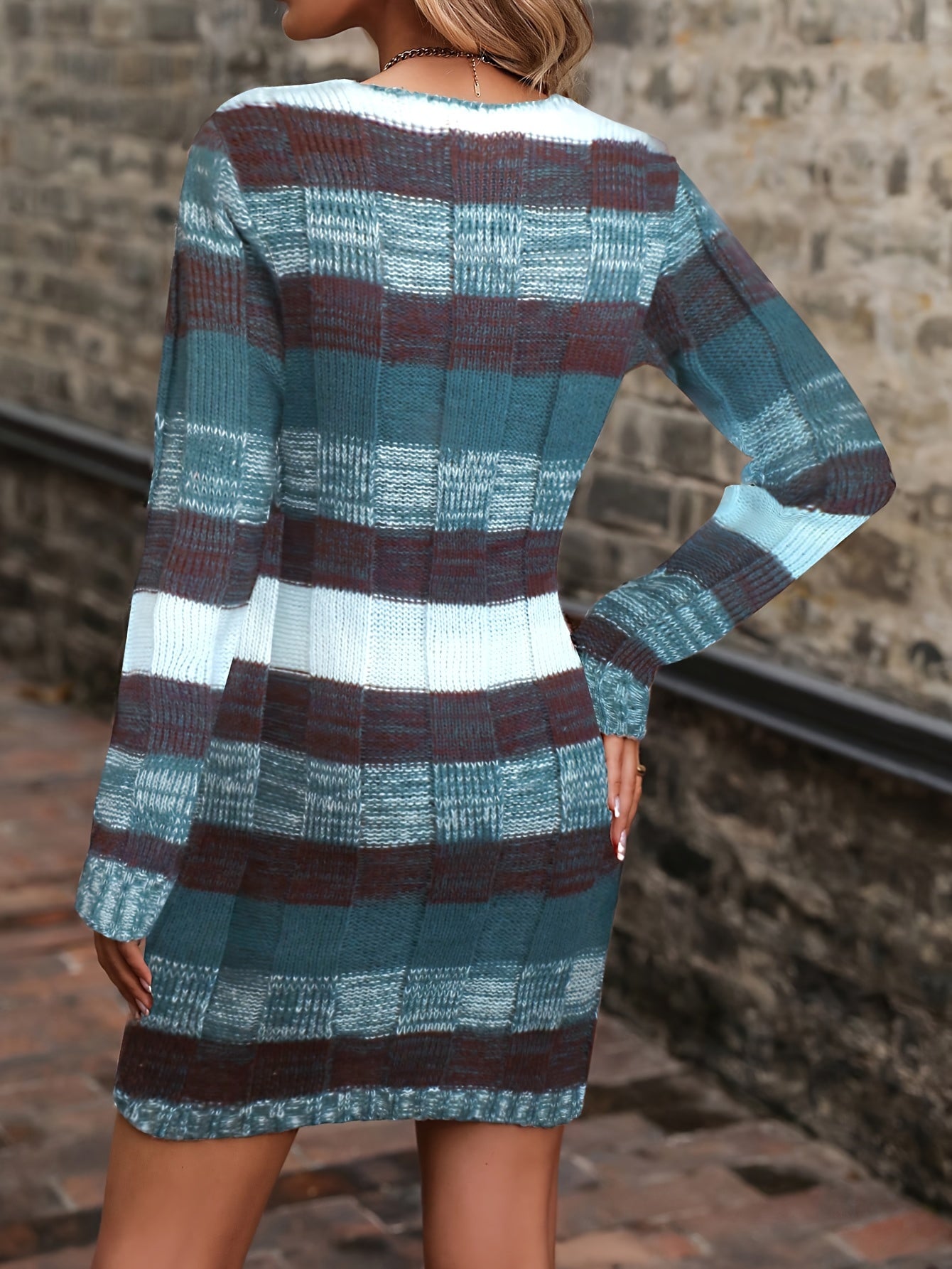 Stijlvolle Geruite Mini Sweaterjurk Met Lange Mouwen En Zakken