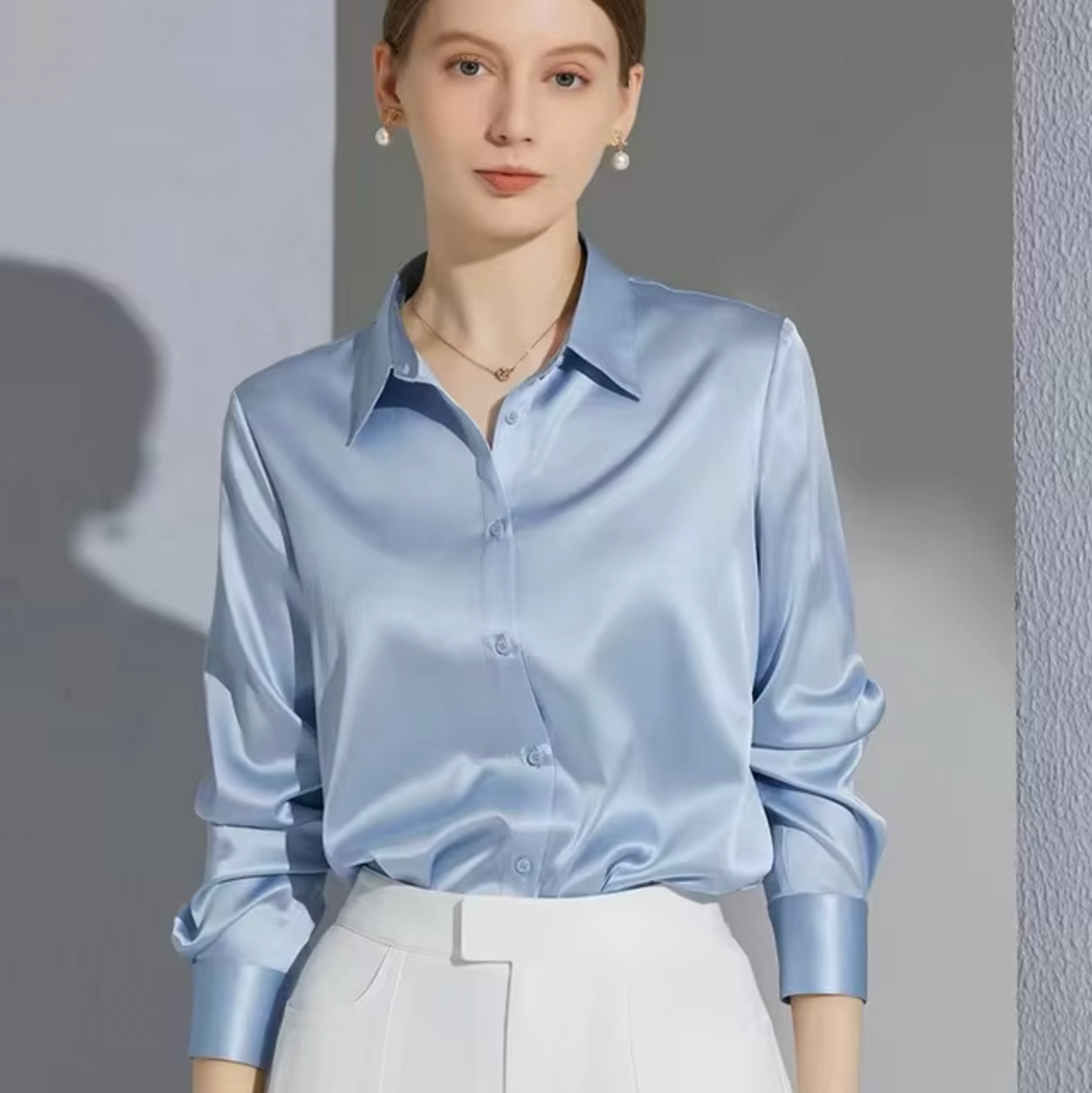 Women's Chic Blouse with Long Sleeves for an Elegant Fit