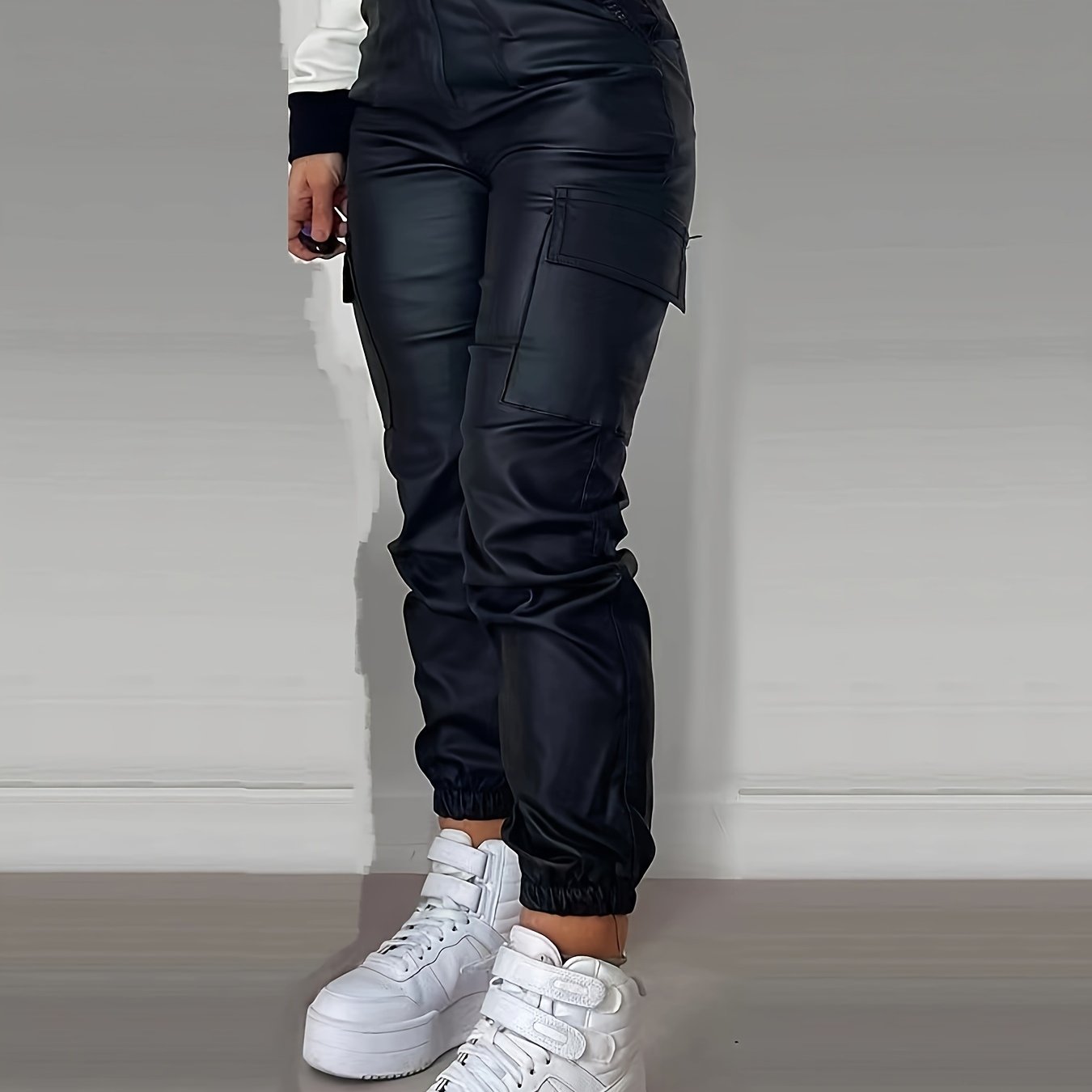 Pantalon cargo taille haute tendance pour femmes avec effet cuir et bande élastique