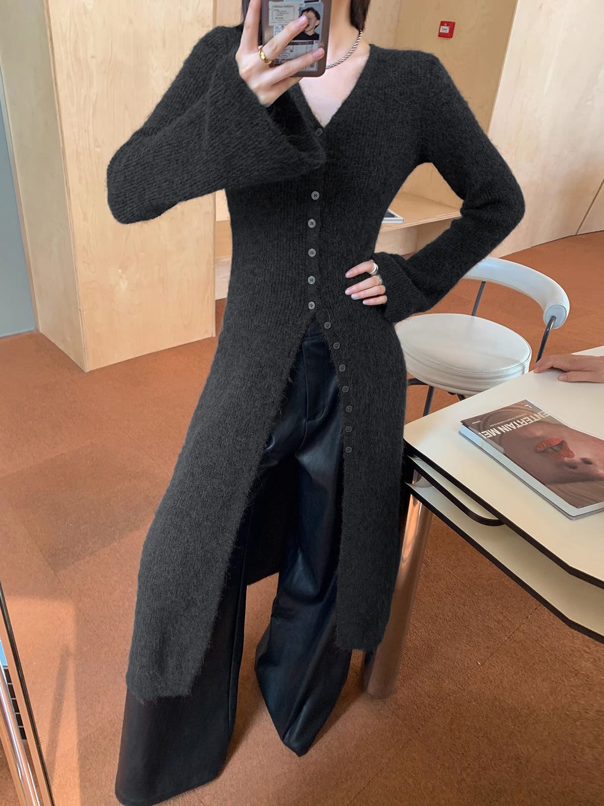 Stijlvolle Geribde Midi Sweaterjurk Voor Dames Met V-Hals En Knoopsluiting