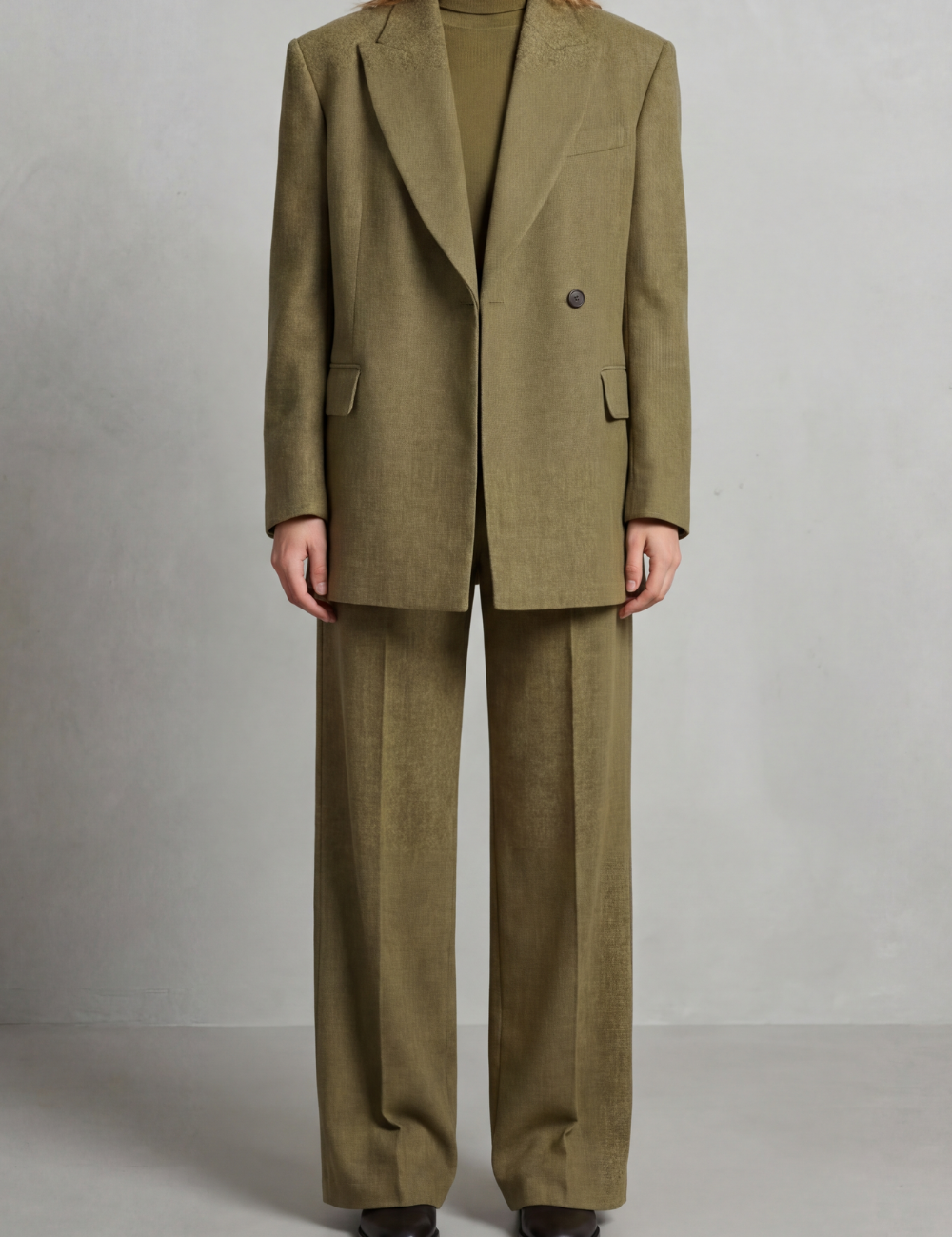 Ensemble tailleur vert olive, blazer et pantalon large, vue de face