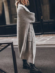 Dzianinowy oversize'owy długi kardigan z guzikami i kieszeniami dla kobiet