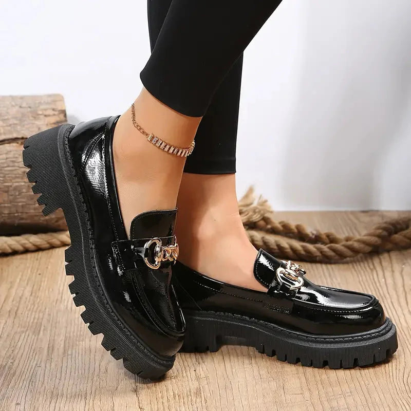 Dames Chunky Leren Loafers Met Ketting Detail En Dikke Zool