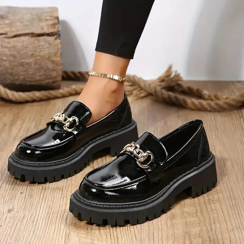 Dames Chunky Leren Loafers Met Ketting Detail En Dikke Zool