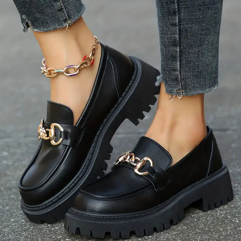 Dames Chunky Leren Loafers Met Ketting Detail En Dikke Zool