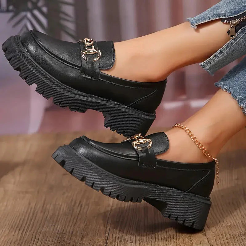 Dames Chunky Leren Loafers Met Ketting Detail En Dikke Zool