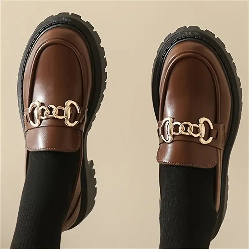 Dames Chunky Leren Loafers Met Ketting Detail En Dikke Zool