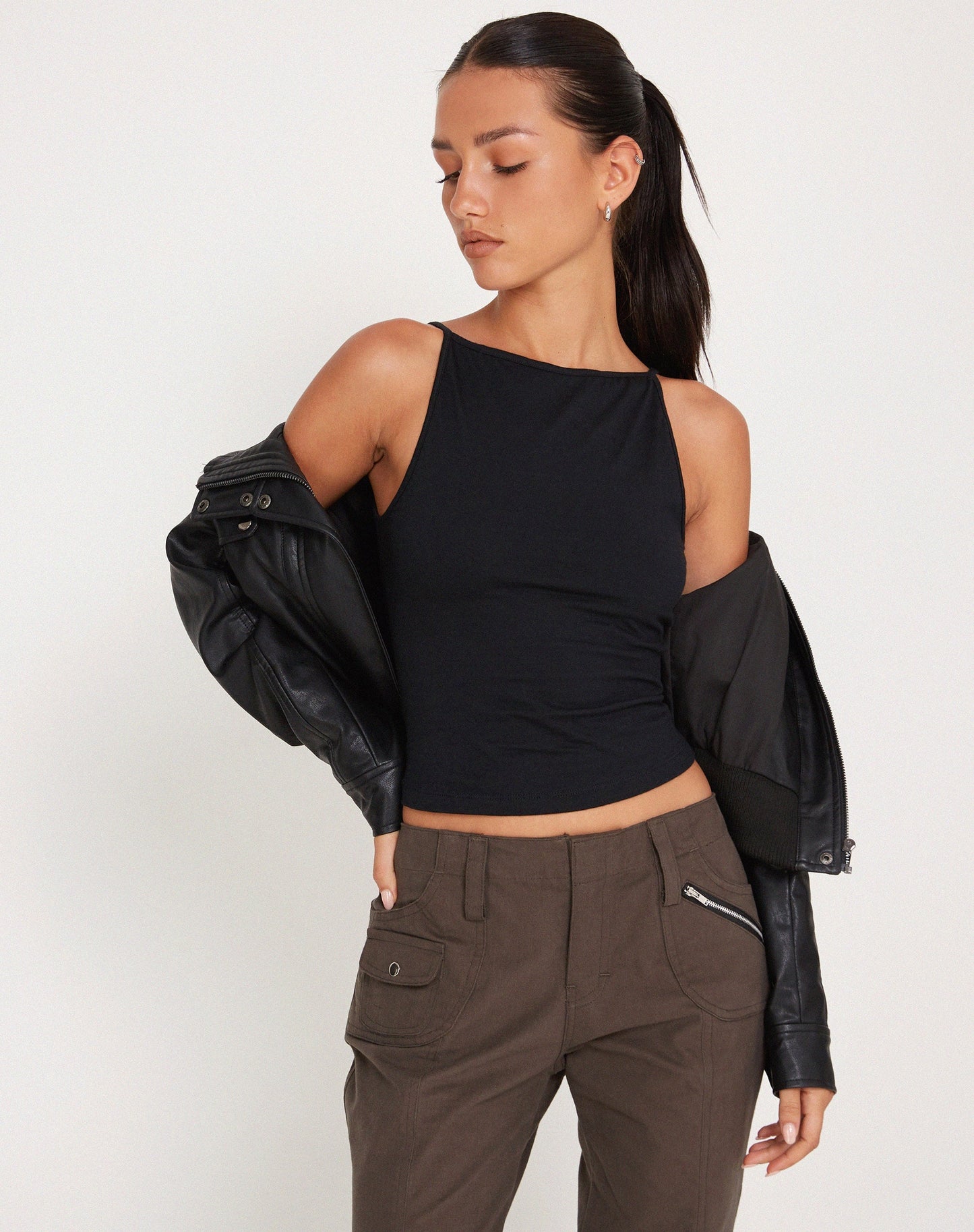 Lynn - Minimalistische zwarte haltertop