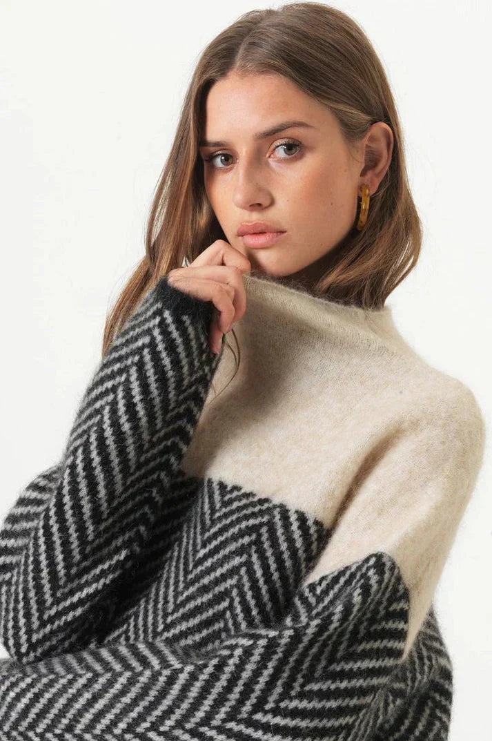 Soft Knitted Women's Turtleneck with Herringbone Pattern and Colorblock