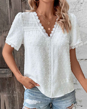 Top en dentelle blanche avec col en V et petits pois subtils pour femmes