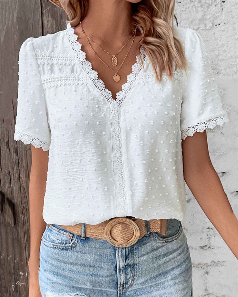 Top en dentelle blanche avec col en V et petits pois subtils pour femmes