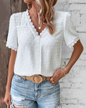 Top en dentelle blanche avec col en V et petits pois subtils pour femmes
