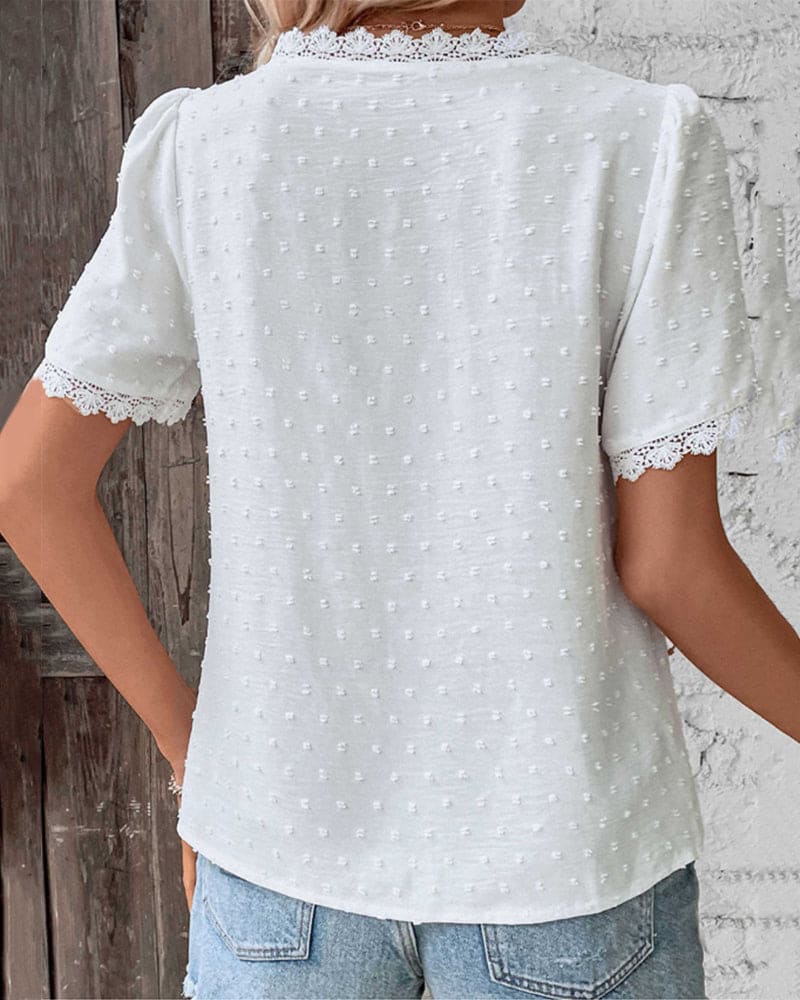 Top en dentelle blanche avec col en V et petits pois subtils pour femmes