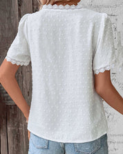 Top en dentelle blanche avec col en V et petits pois subtils pour femmes