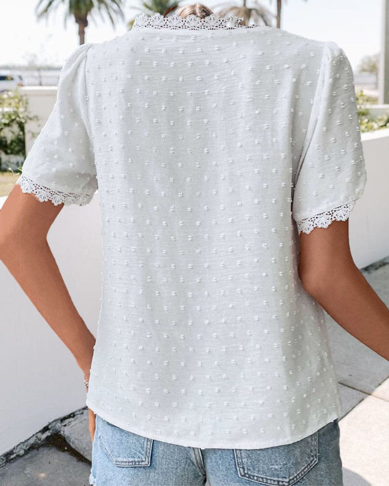 Top en dentelle blanche avec col en V et petits pois subtils pour femmes