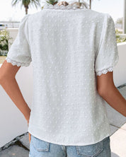 Top en dentelle blanche avec col en V et petits pois subtils pour femmes