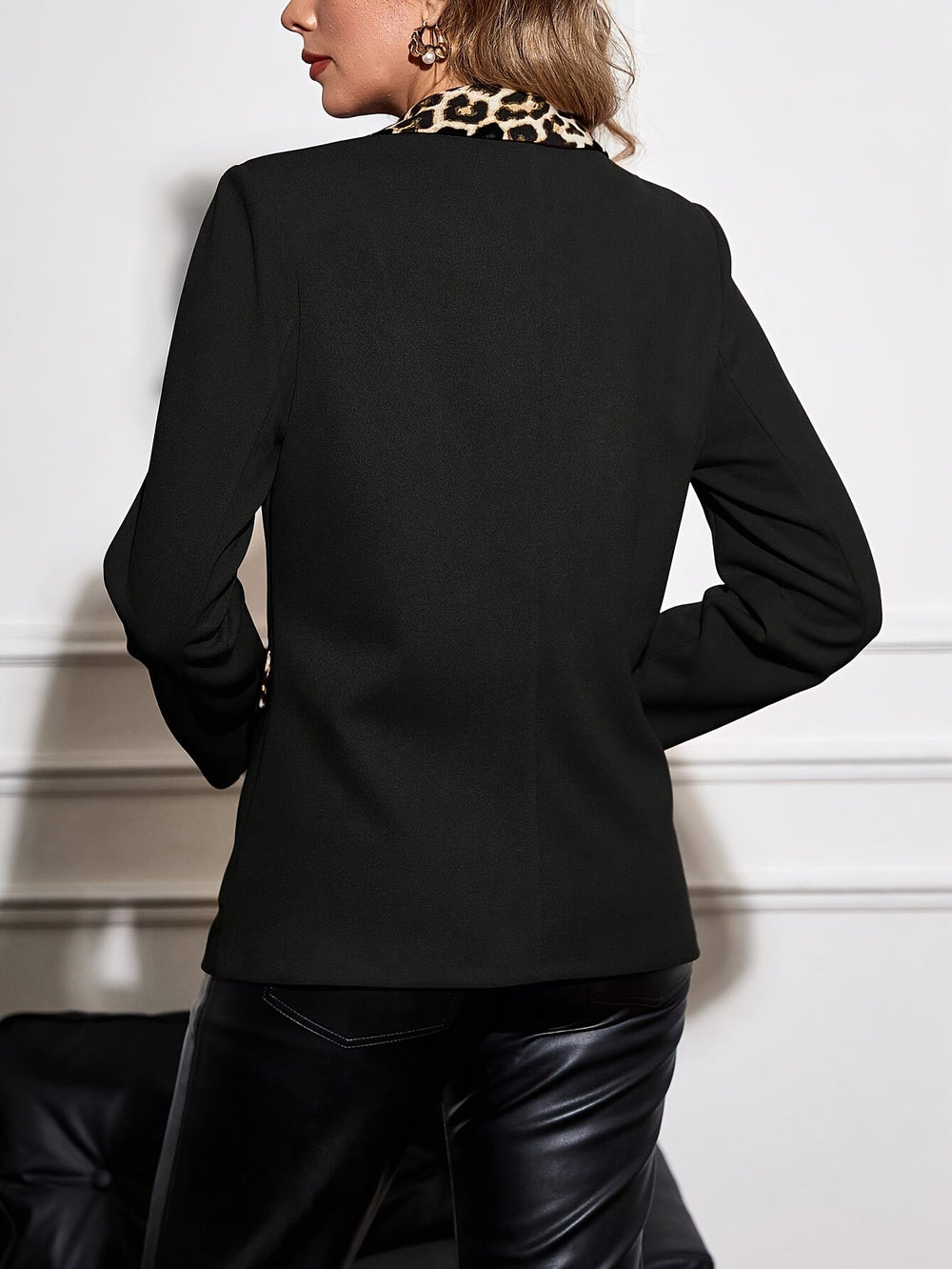 Elegante Stijlvolle Dames Blazer Met Panterprint Details