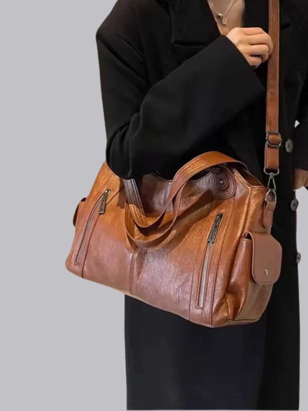 Sac à bandoulière robuste pour femme en cuir vegan avec fermetures éclair et poches