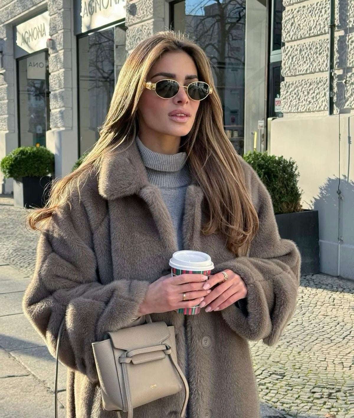 Lunettes de soleil élégantes pour femmes avec monture ronde et finition luxueuse