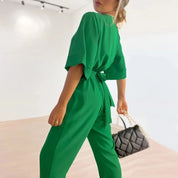 Combinaison à col en V et jambes larges pour femmes avec ceinture à nouer
