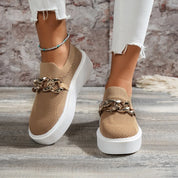 Mocassins légers pour femmes avec détail chaîne et semelle compensée