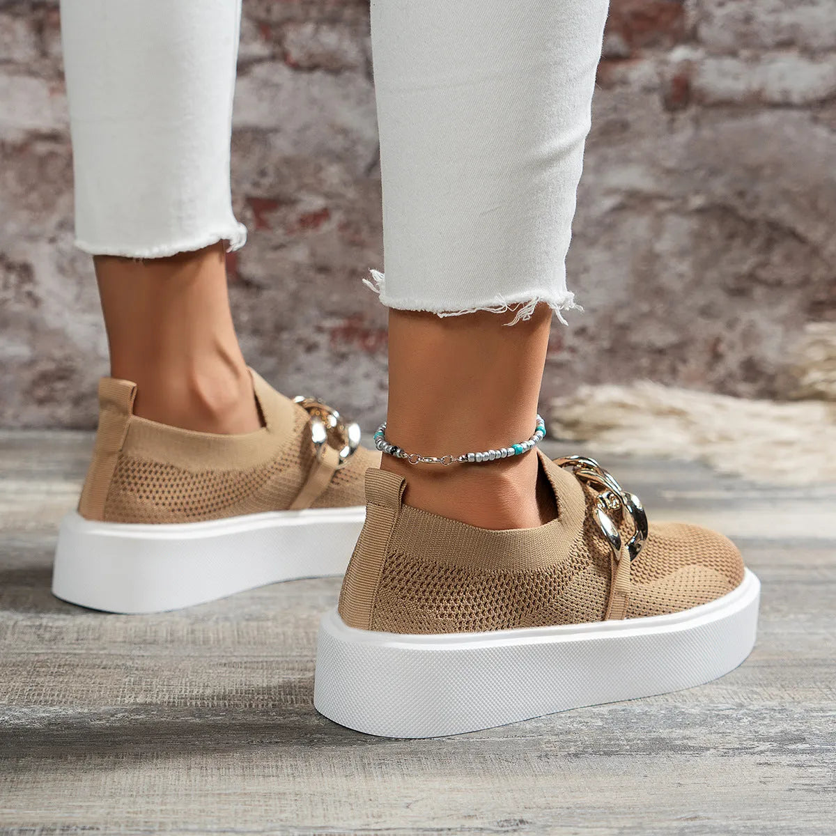 Mocassins légers pour femmes avec détail chaîne et semelle compensée