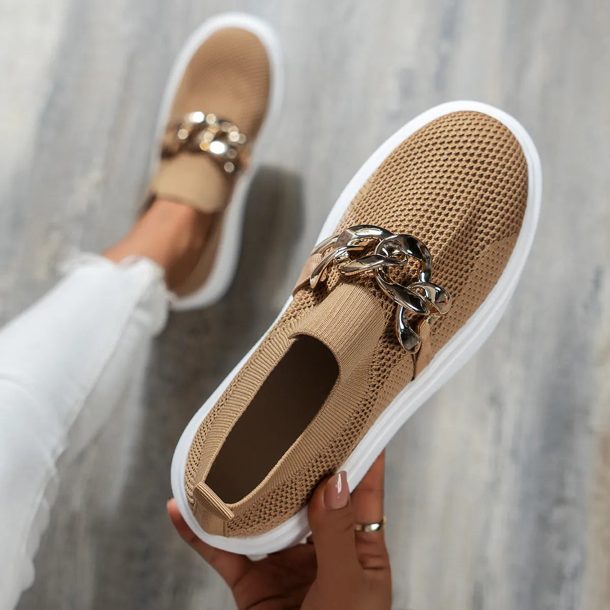 Mocassins légers pour femmes avec détail chaîne et semelle compensée