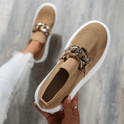Mocassins légers pour femmes avec détail chaîne et semelle compensée