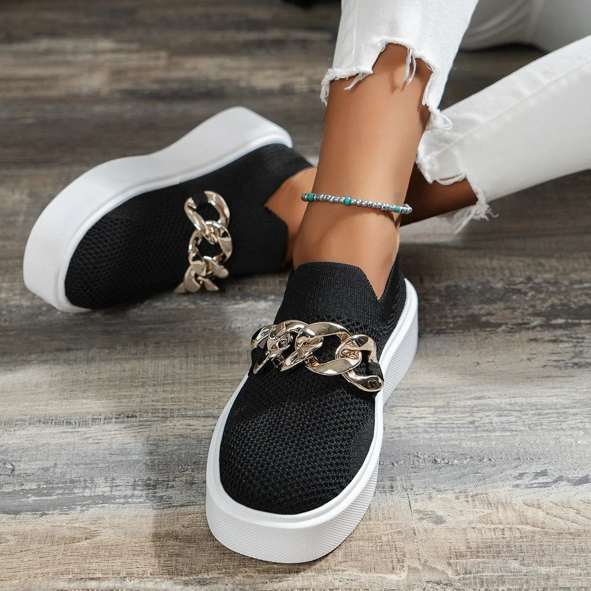 Mocassins légers pour femmes avec détail chaîne et semelle compensée
