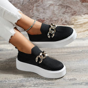 Mocassins légers pour femmes avec détail chaîne et semelle compensée