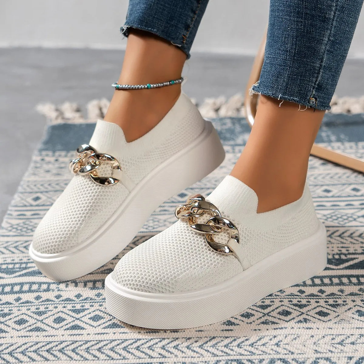 Mocassins légers pour femmes avec détail chaîne et semelle compensée