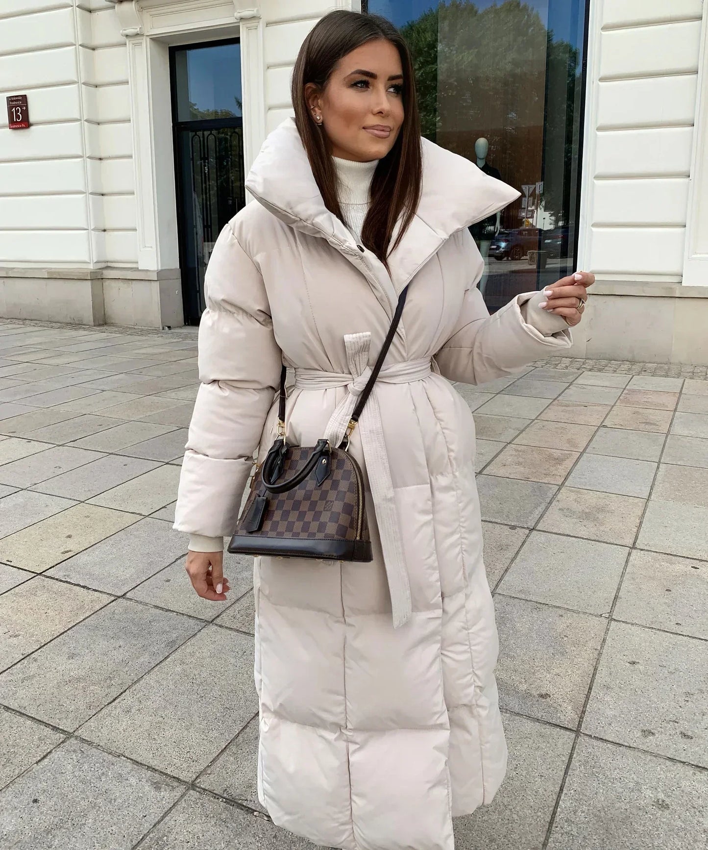 Vrouwen Chic Lange Puffer Winterjas met Tailleriem en Hoge Kraag