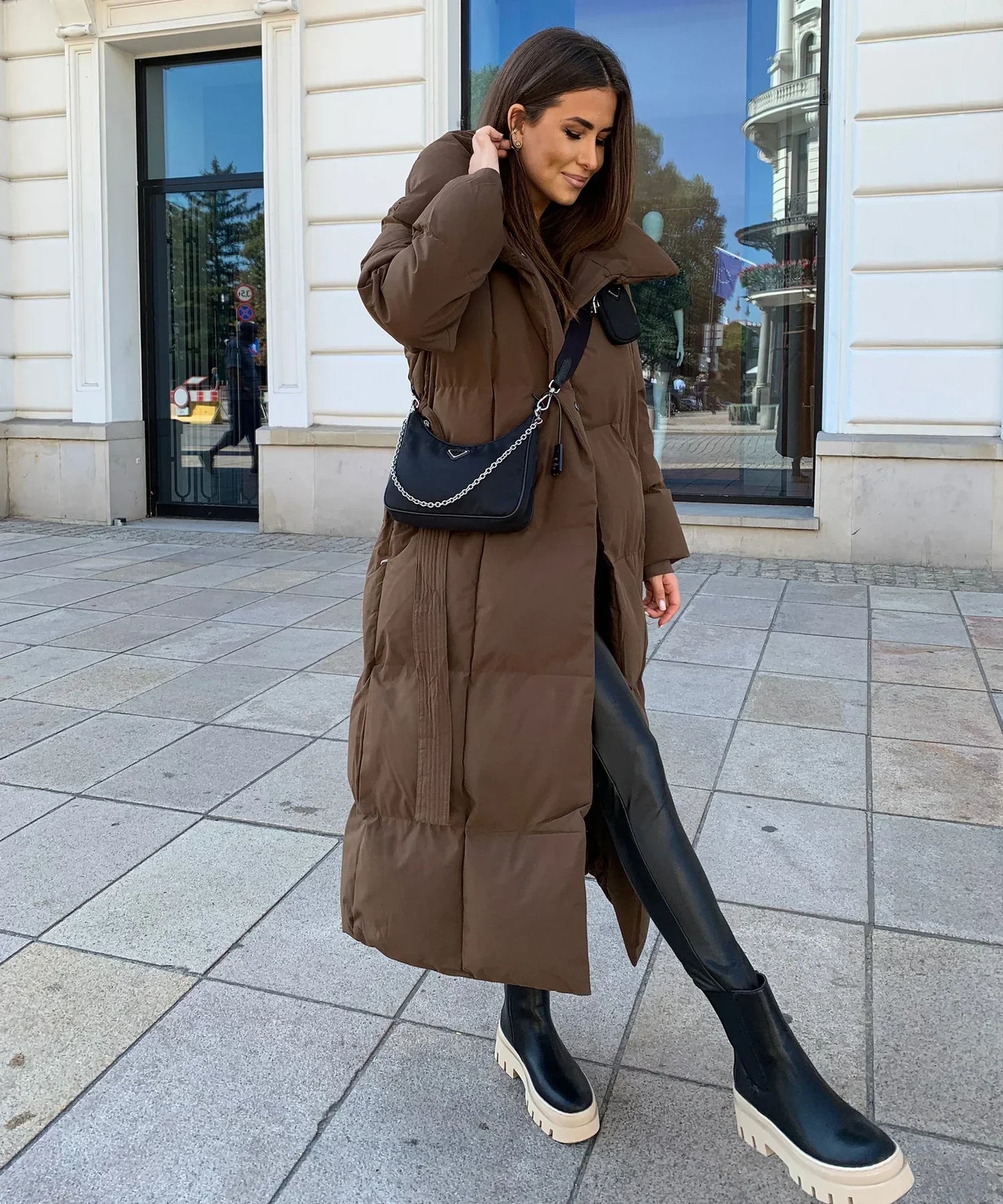 Vrouwen Chic Lange Puffer Winterjas met Tailleriem en Hoge Kraag