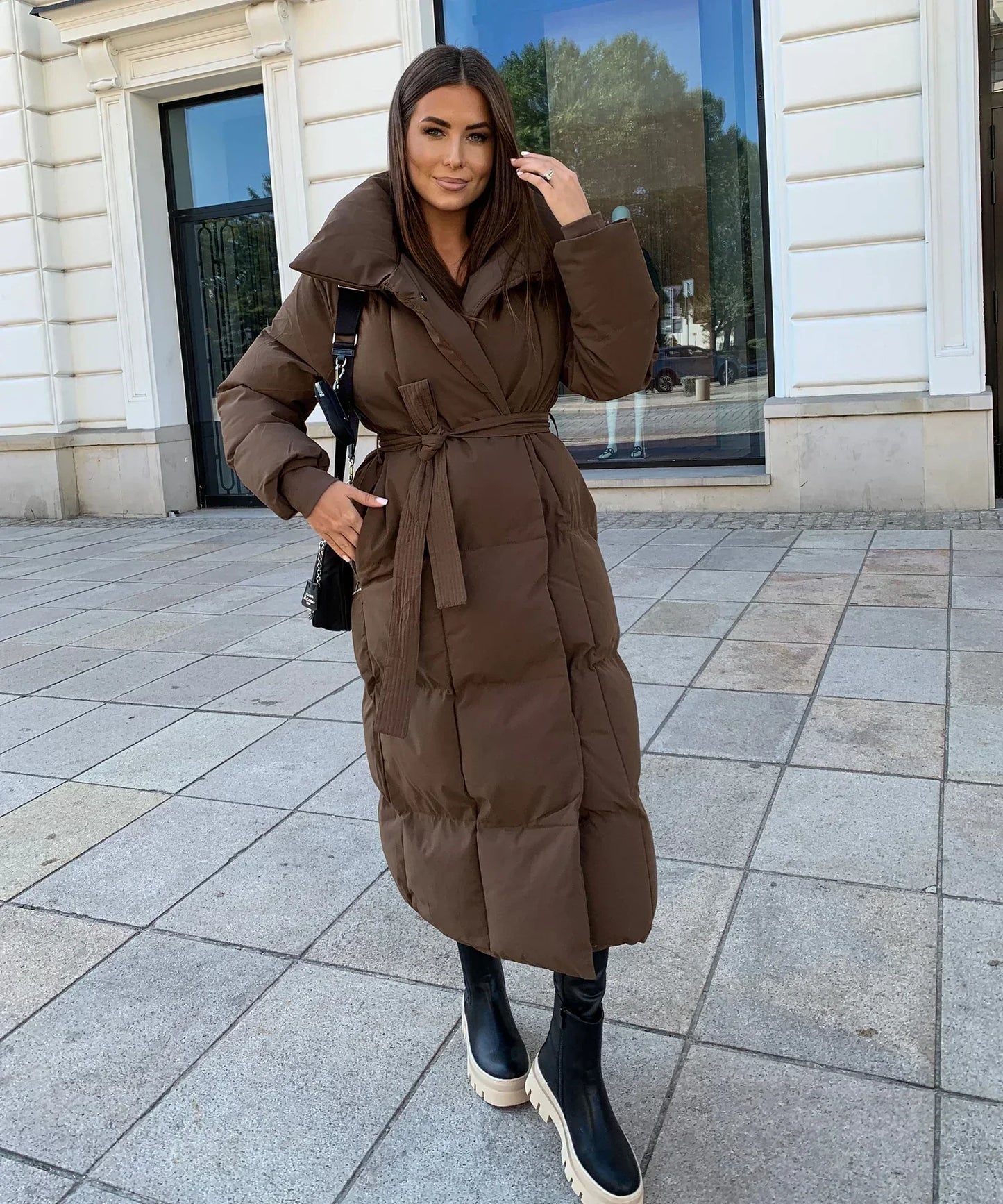 Vrouwen Chic Lange Puffer Winterjas met Tailleriem en Hoge Kraag